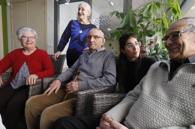 Rosa, Petra, Fermín y Pepe conversan con Daspina (de negro y con gafas segunda por la derecha) en el Centro Alzhéimer.