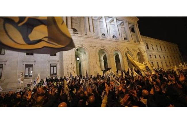 La manifestación de los policías rompe el cordón de seguridad frente a la Asemblea, este jueves, en Lisboa.