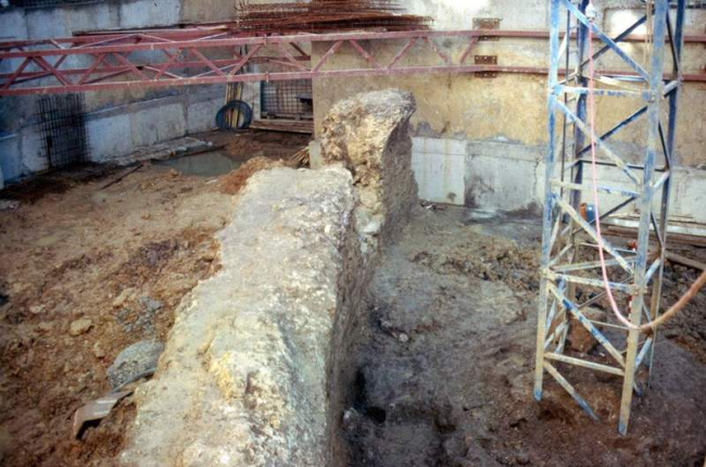 Detalle de las excavaciones en las que apareció un tramo del anfiteatro y que hoy se preservan en una cripta.
