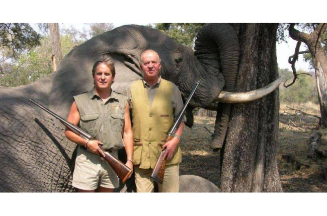 El Rey posa con el propietario de Rann Safaris, frente a un elefante abatido durante una cacería en el año 2007.