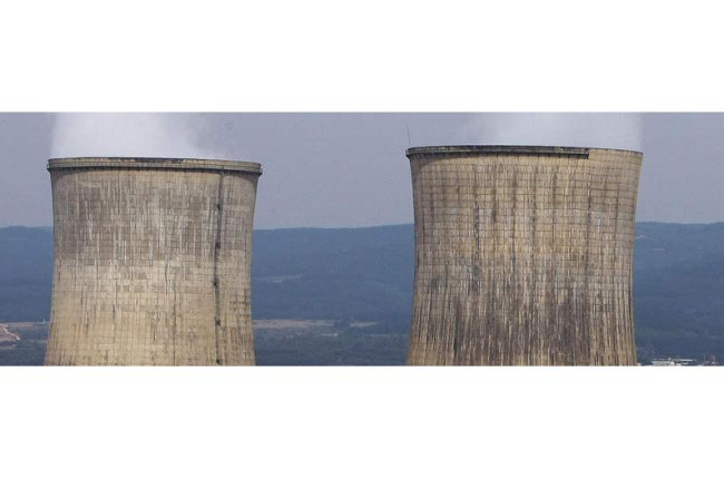 Imagen de las dos torres de refrigeración de Compostilla, que se derribarán el 1 de diciembre. DE LA MATA