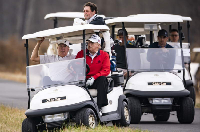 Donald Trump ayer, jugando al golf en vez de participar en la cumbre online del G20. JIM LO SCALZO