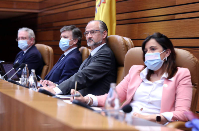 El presidente de las Cortes, Luis Fuentes, en el centro, ayer en la sesión plenaria. DL
