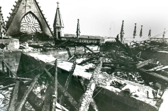 Elocuente imagen del tejado de la Catedral de León, tras el gigantesco incendio que arruinó el tejado del templo gótico en el año 1996 por culpa de un rayo.