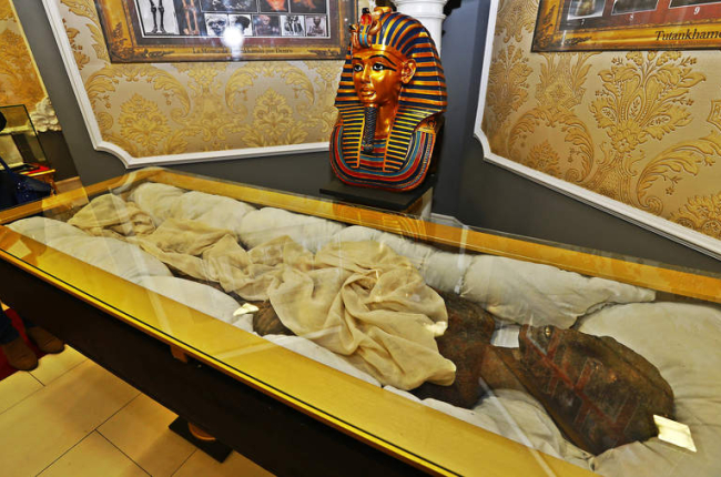 Réplica de la momia de Tutankamón que se exhibe en el Museo-Liceo Egipcio.