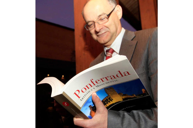 Vicente Fernández Vázquez, tras la presentación del libro.