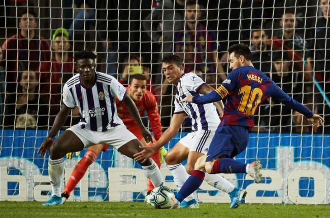 El delantero argentino Leo Messi, se dispone a golpear el balón ante los defensores del Valladolid, el ghanés Mohammed Salisu y Pedro Porro. ALEJANDRO GARCÍA