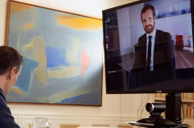 El presidente del Gobierno, Pedro Sánchez, en una videoconferencia con el líder del PP, Pablo Casado. BORJA PUIG