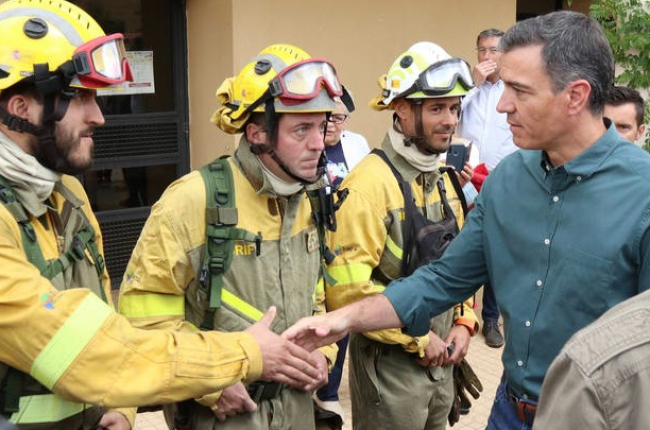 El presidente del Gobierno, Pedro Sánchez, saluda a los bomberos que han trabajado en la extinción del incendio forestal declarado el pasado 15 de junio en la Sierra de la Culebra. MARIAN MONTESINOS