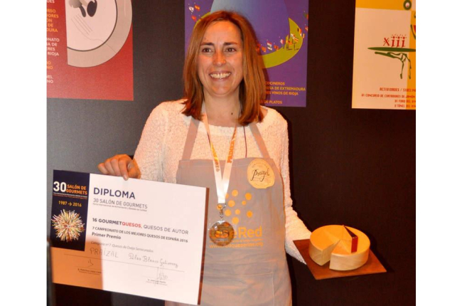 Pilar Blanco Gutiérrez, responsable de la quesería leonesa, tras recoger el premio en Madrid. DL