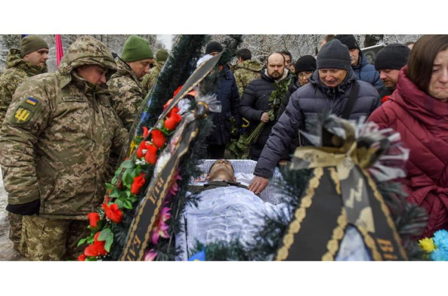 Funeral de un soldado muerto en el frente de batalla. OLEG PETRASYUK