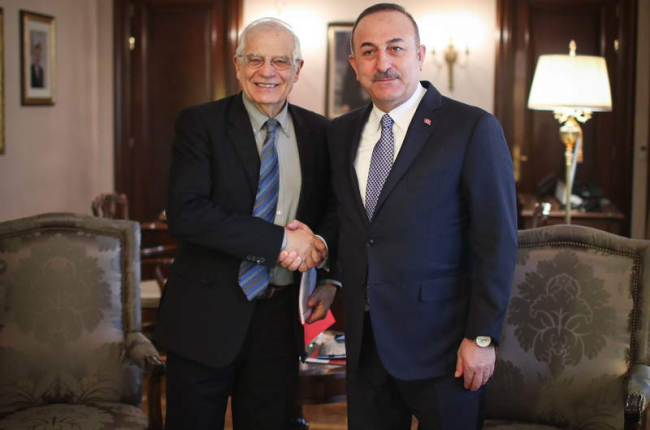 El jefe de la diplomacia comunitaria Borrell y el ministro turco de Exteriores Cavusoglu.