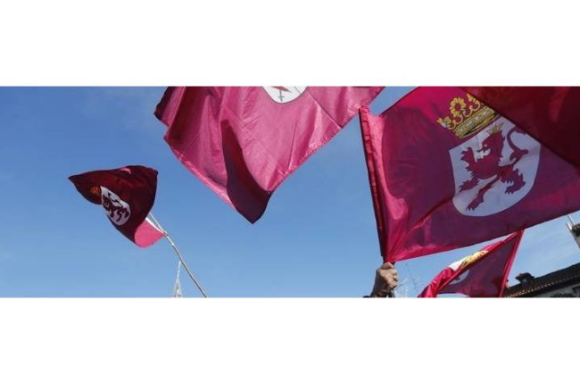 Banderas leonesas, ayer en la plaza de San Marcelo. R.B.