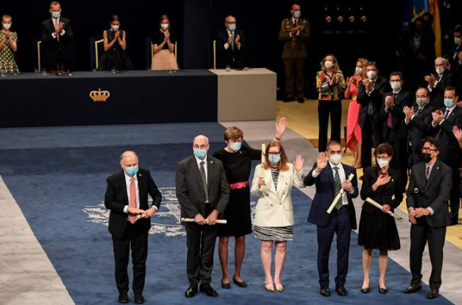 Los premiados, en la ceremonia de entrega en el Teatro Campoamor. ELOY ALONSO