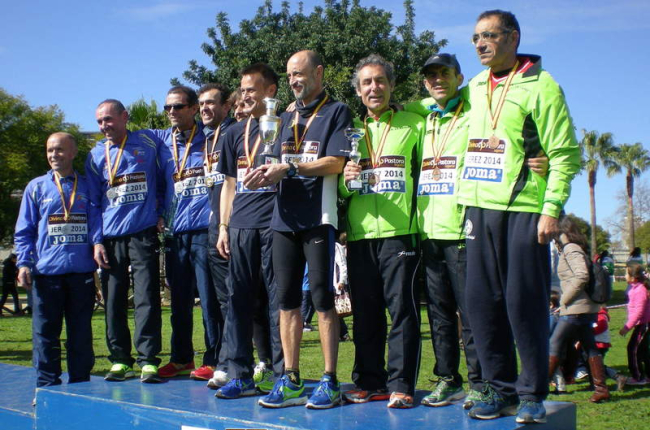 Jesús Melchor Lozano, Fermín Martínez y Chus Alonso con el trofeo que les acredita como terceros.