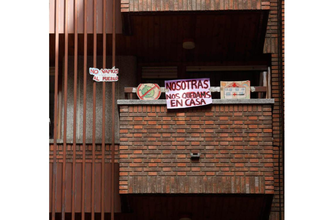 Mensajes en las ventanas de los edificios de León.