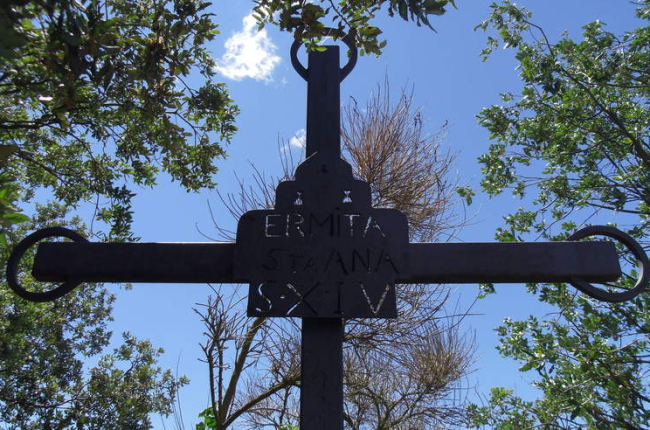 Cruz que recuerda la existencia de la ermita de Santa Ana de Grisuela del Páramo. BENÉITEZ