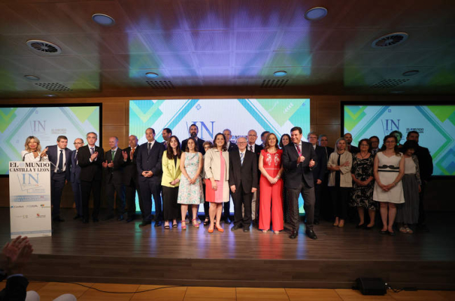Carlos Carriedo, Virginia Barcones y Adriana Ulibarri con los premiados. EL MUNDO DE CASTILLA Y LEÓN