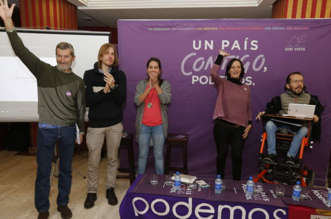 Julio Rodríguez, Pablo Fernández, Ana Marciello, Carolina Bescansa y Pablo Echenique, que en Astorga.