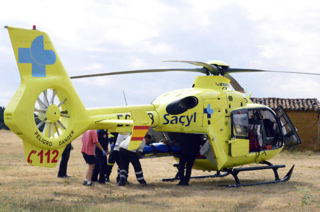 Los sanitarios introducen el herido en el helicóptero medicalizado para su traslado al Hospital. ACACIO