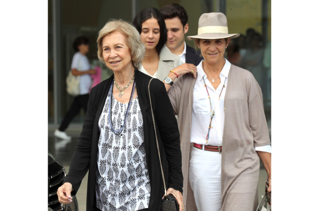 Don Juan Carlos está "estupendo" y con ganas de volver a casa, según la reina