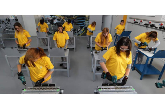 Imagen de unas trabajadoras en la planta palentina de Renault. RAMIRO