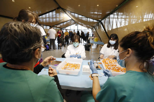 Trabajadoras de la Sanidad preparan dosis de vacunas frente al covid en el Palacio de Exposiciones de León. MARCIANO PÉREZ