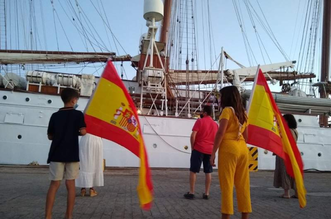 Niños con banderas españolas en el puerto de Cádiz. EFE