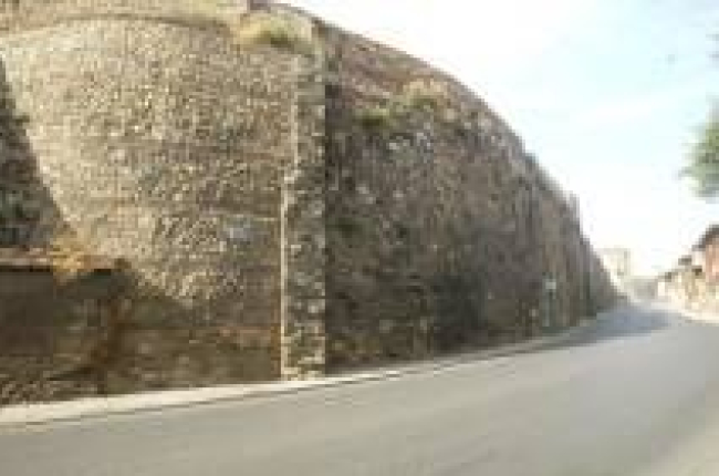Imagen de una de las zonas de la ciudad donde la muralla corre más peligro