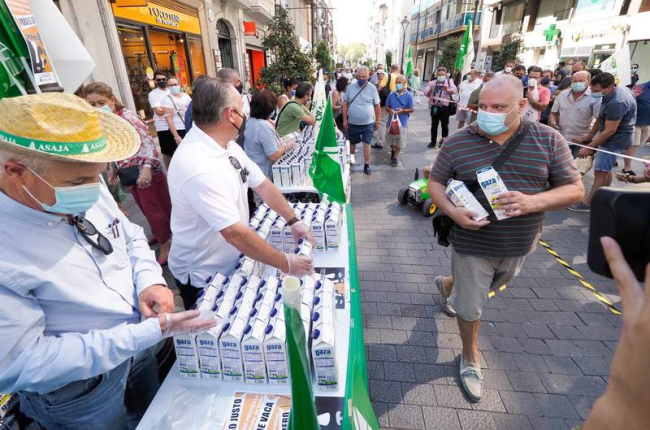El reparto de leche ayer en Valladolid causó grandes de colas en la calle. R. GARCÍA