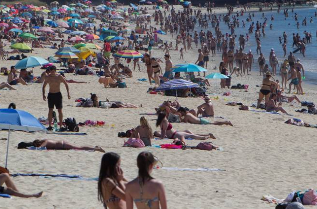 Numerosas personas aprovechan las buenas temperaturas en la playa de Samil en Vigo. SALVADOR SAS