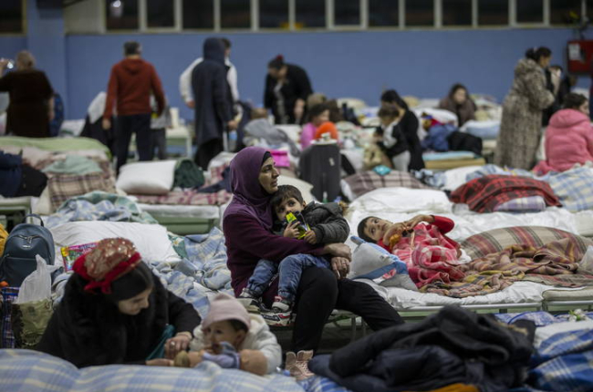 Personas que han sido evacuadas desde Ucrania se cobijan en un polideportivo de Chisinau, Moldavia. DUMITRU DORU