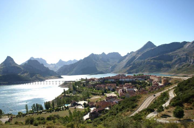 Vista del pueblo de Riaño.