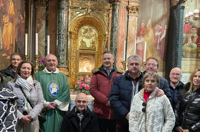 Foto de familia de los miembros de la Asociación de Antiguos Alumnos Agustinianos de León que viajaron a Roma. DL