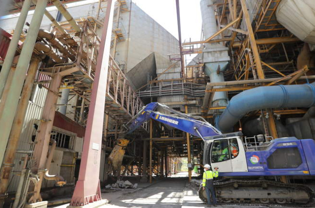 Trabajos de demolición de la central térmica de Cubillos del Sil, donde se asentará la nueva planta de reciclaje de baterías. L. DE LA MATA