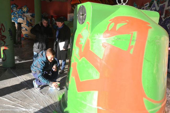 Santiago Macías y Samuel Folgueral contemplan el trabajo de unos de los graffiteros.