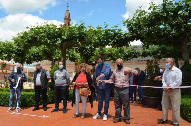 El senador Javier Santiago Vélez cortó la cinta inaugural de la plaza de la iglesia de Villaestrigo. MEDINA