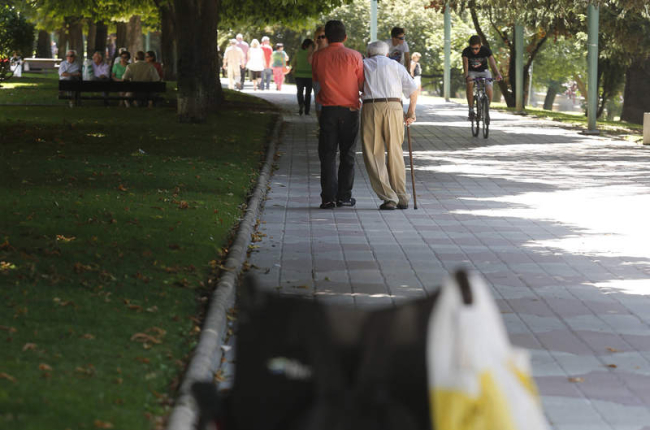Un anciano camina por Papalaguinda con ayuda de una persona joven. JESÚS F. SALVADORES