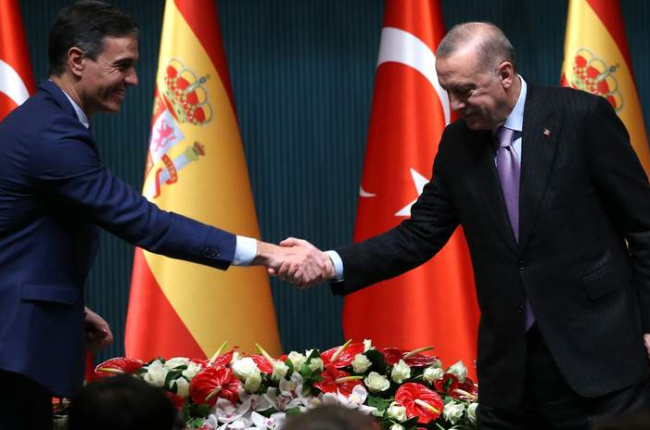 Sánchez y Erdogán se saludan ayer en Ankara, durante el viaje oficial del presidente del Gobierno español a Turquía. STRINGER