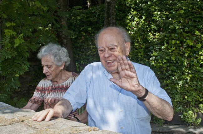 El expresidente catalán Jordi Pujol, junto a su esposa, Marta Ferrusola, en una imagen de archivo. ROBIN TOWNSEND / EFE