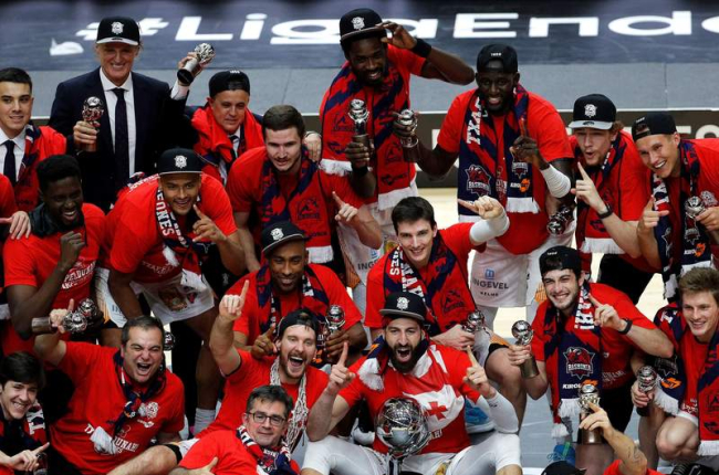 El Kirolbet Baskonia levanta el trofeo de ganador de la Liga ACB Endesa. MANUEL BRUQUE