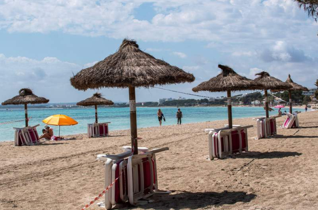 Mallorca entra hoy en la fase 3 con las playas preparadas para los bañistas. CATI CLADERA