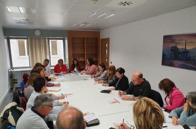 Imagen de la reunión de los integrantes de la Comisión de la Mujer.