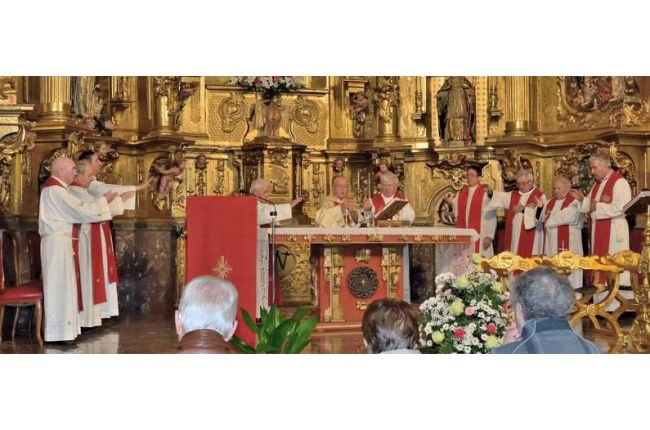 Misa con motivo de la inauguración de la restauración del retablo mayor. JUAN MANUEL ÁMEZ