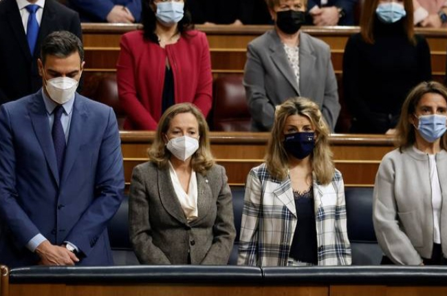 La vicepresidenta Yolanda Díaz, tercera por la izquierda, durante el minuto de silencio por los fallecidos en el naufragio de Canadá, hoy en el Congreso. JAVIER LIZÓN