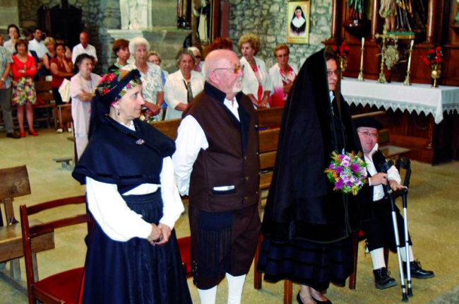 Laura y Manuel, acompañados por los padrinos de la boda, en un momento de la ceremonia.