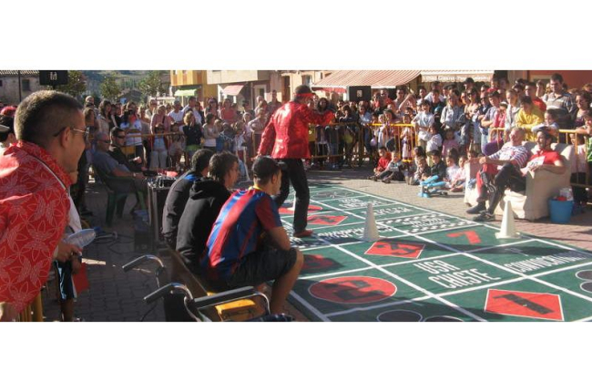 Espectáculo en la calle en ediciones pasadas de las fiestas de la virgen de Celada. ARCHIVO