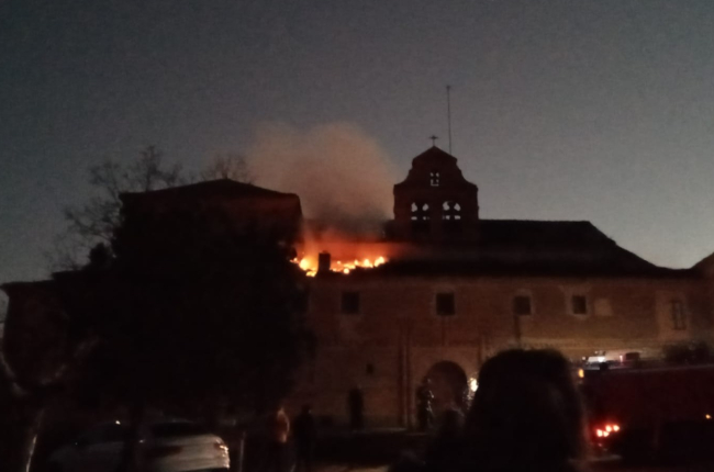 Imagen de las llamas en la cubierta del convento de Grajal. DL