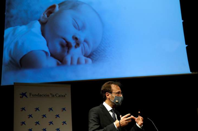 El director general de BCNatal, Eduard Gratacós, en la presentación del proyecto de placenta artificial. TONI ALBIR