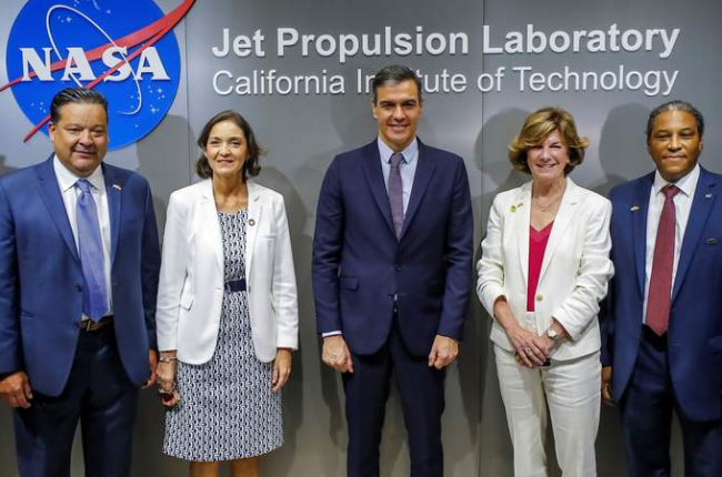 Sánchez y Montero posan con los oficiales del Laboratorio de Propulsión de la NASA en Pasadena. ETIENNE LAURENT